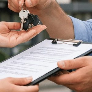 Funcionário de cartório sentado em uma mesa analisando atentamente um documento, em um ambiente institucional organizado. A cena tem iluminação natural suave e enquadramento em plano médio, destacando a concentração do profissional enquanto examina o papel.